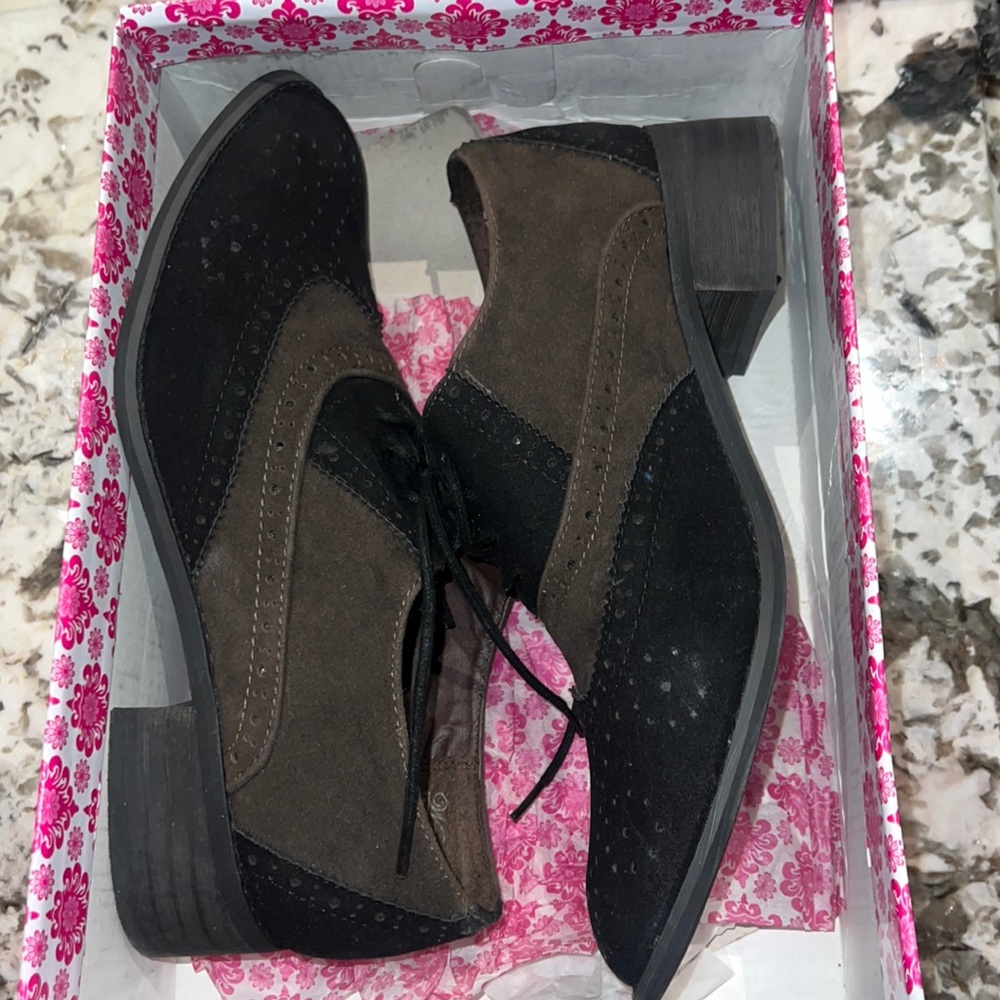 Black and Brown Oxford Style Shoes - 8.5